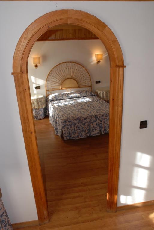 Hotel Europa Лес Екстериор снимка