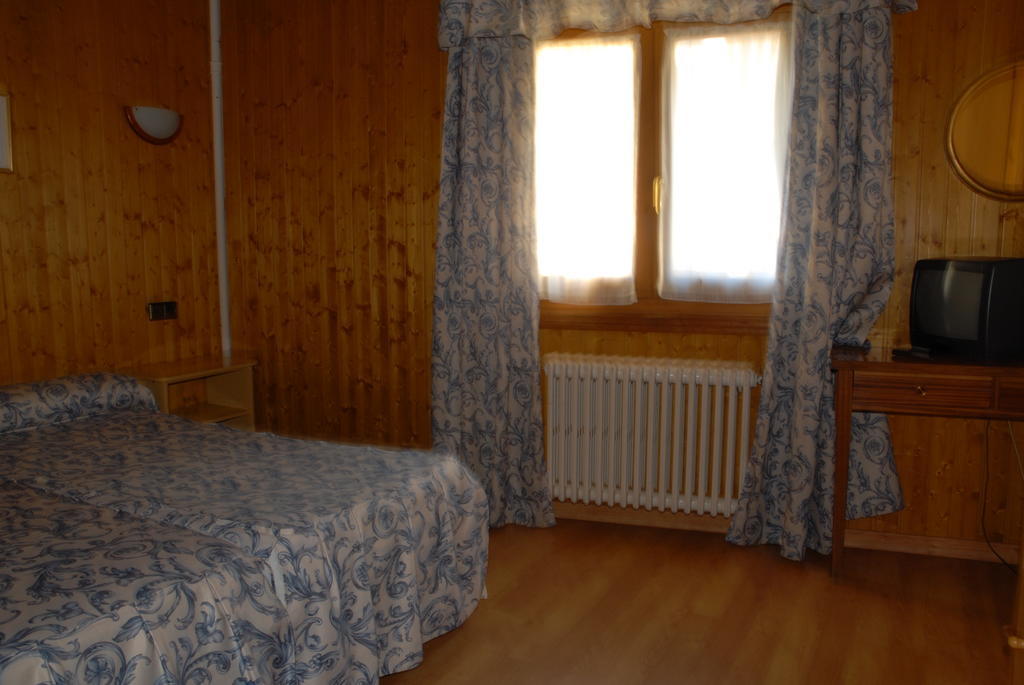 Hotel Europa Лес Екстериор снимка